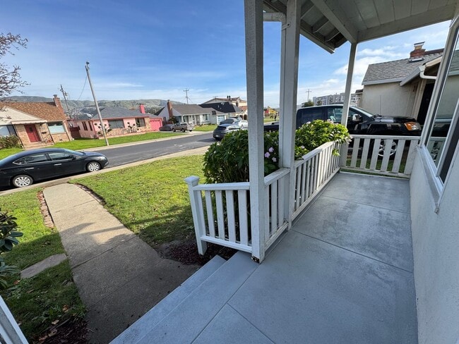 Building Photo - Spacious 4 Bedroom/2Bathroom Home in South...