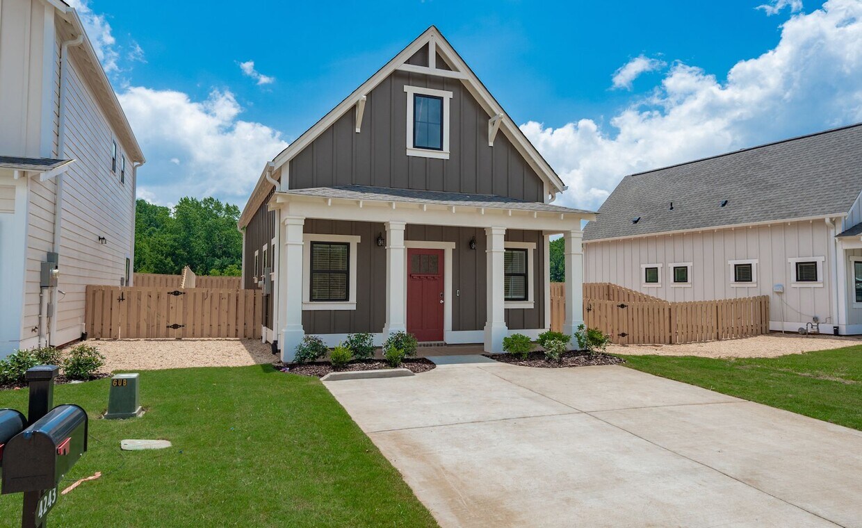 Primary Photo - Adorable 1 Bedroom Cottage steps from Club...