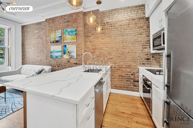 Foto del edificio - 224 E 18th St