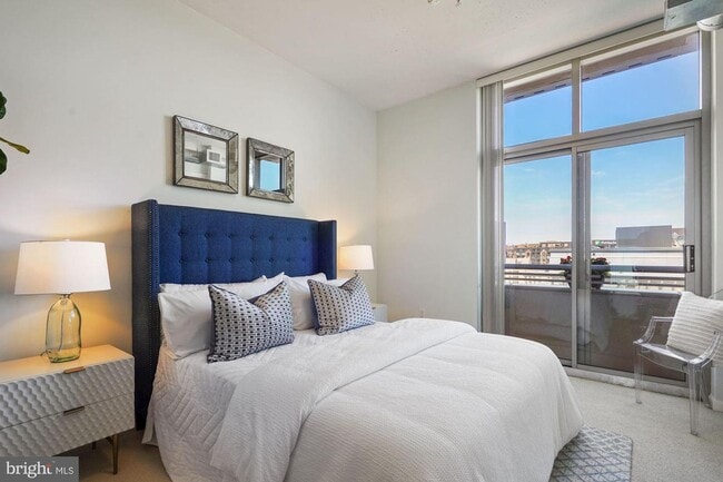 Foto del edificio - Incredible 11th Floor 2BR/2BA Condo (including reserved garage parking) in Vibrant Mount Vernon T...