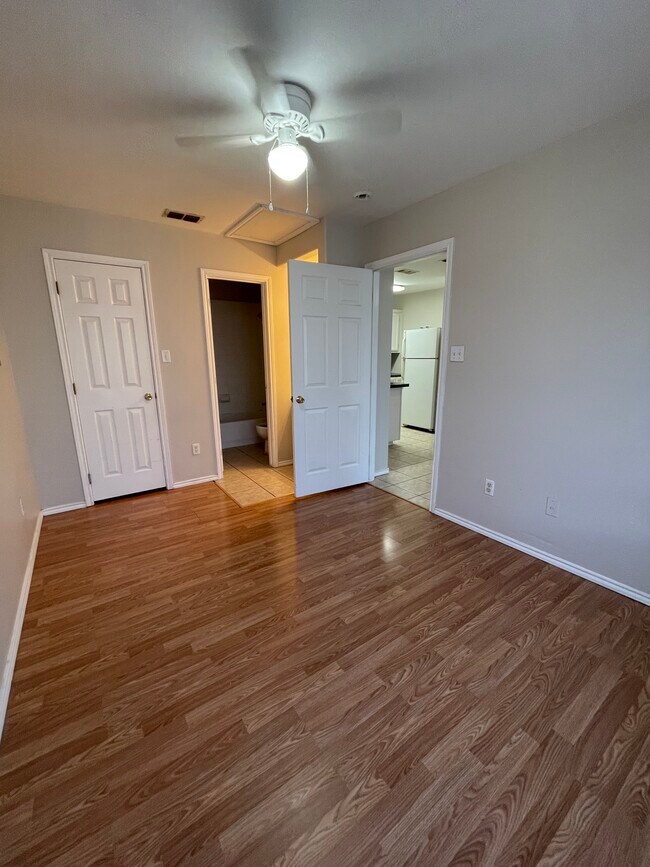 Dormitorio - 2202 S Tourist Dr