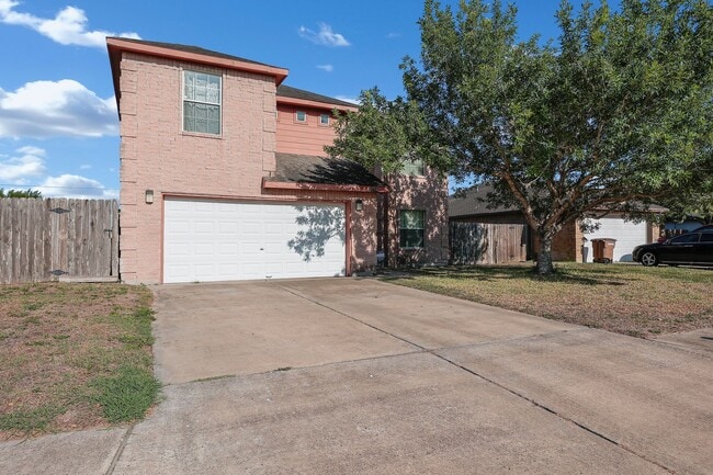 Building Photo - SPACIOUS 2-STORY! LOCATION!