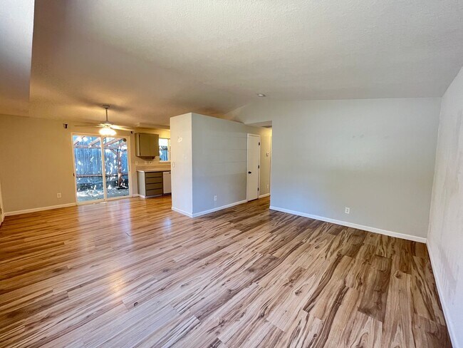 Foto del edificio - This Adorable 3 Bed / 2.5 Bath Ranch Style Homes Offers A Large Backyard and Beautiful Natural Li...