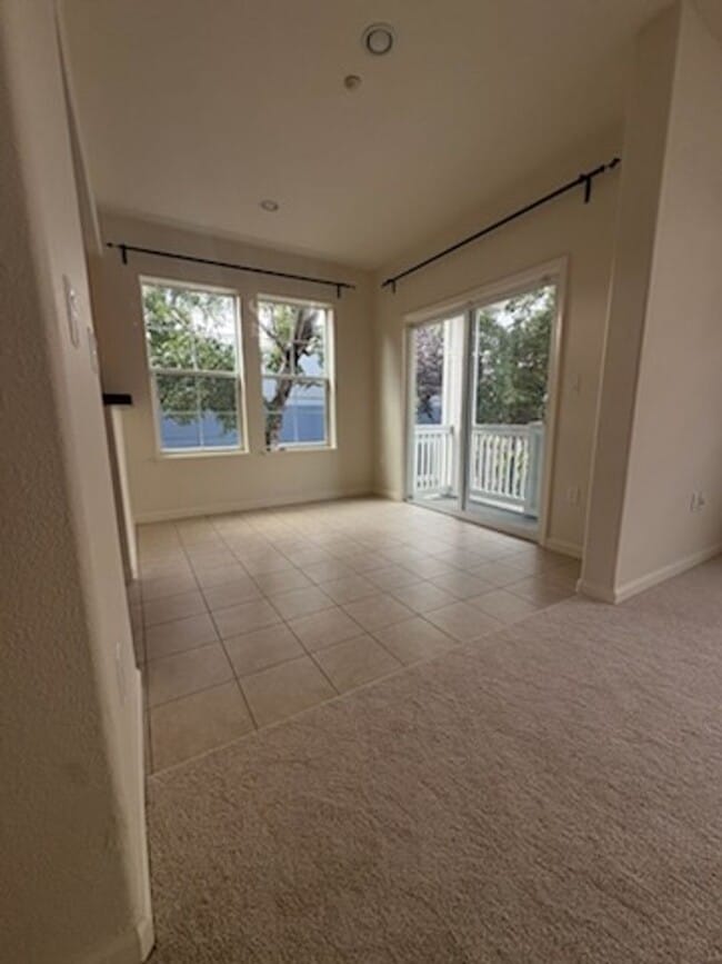 Building Photo - Beautiful Corner Unit in Marina Bay