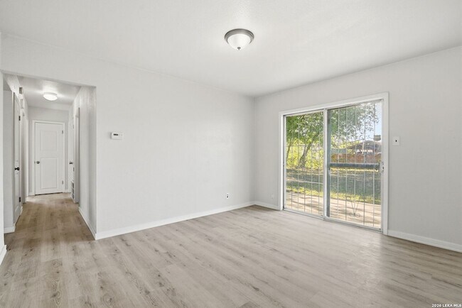 Foto del edificio - 4606 Hollyspring Dr