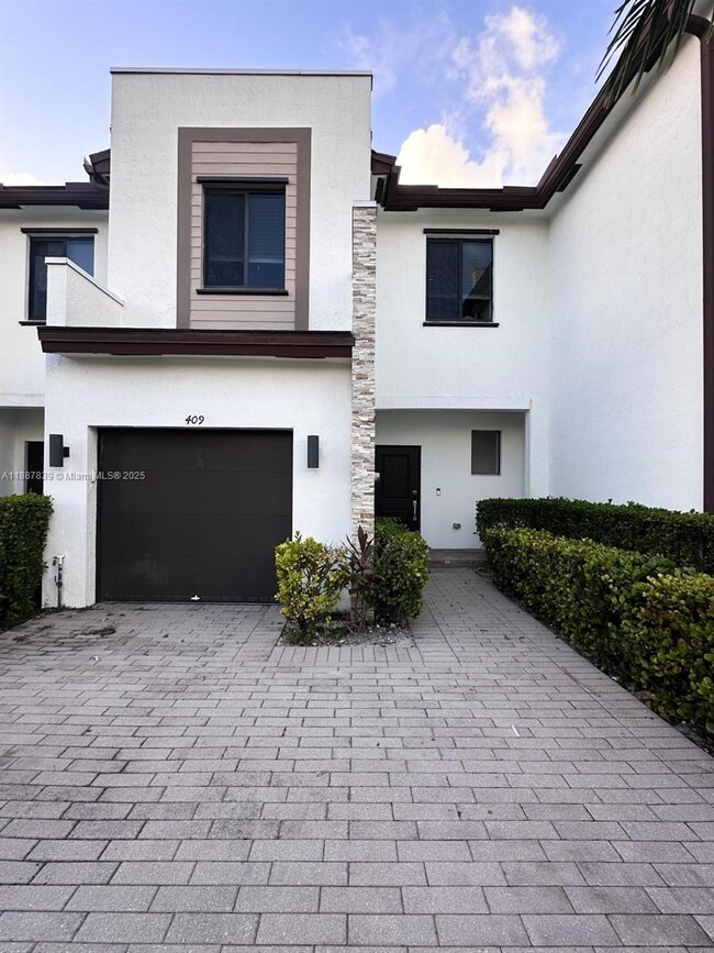 Building Photo - 409 NE 208th Terrace