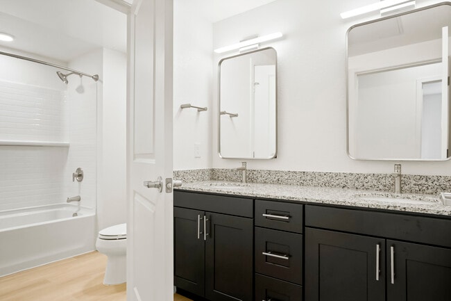 Building Photo - 2960 Hawthorn Ave