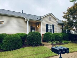 Building Photo - 645 W Oaks Dr