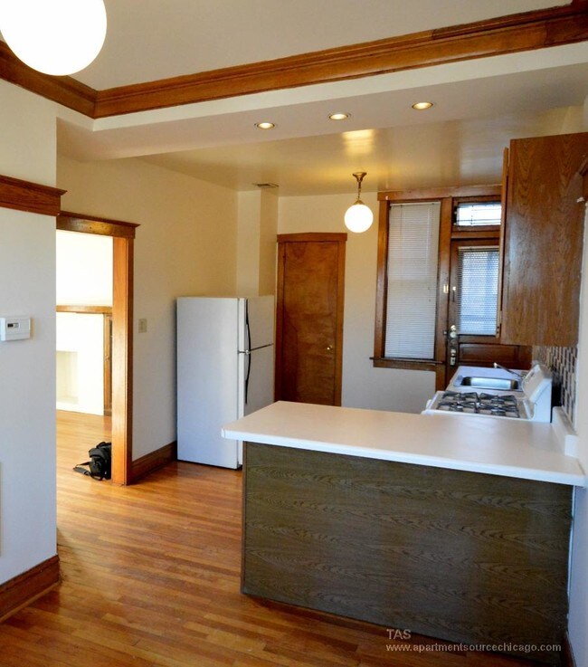 Building Photo - 1 BR Apartment in Lakeview!