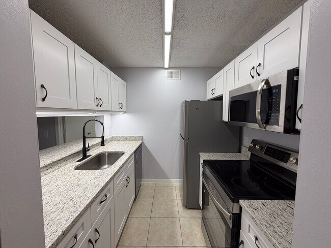 Foto del edificio - 4BR/4BA Condo off SW 34th Street - available NOW!