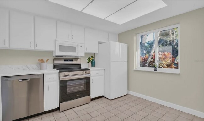 Foto del edificio - MUST BE 55+ TO RENT THIS CONDO