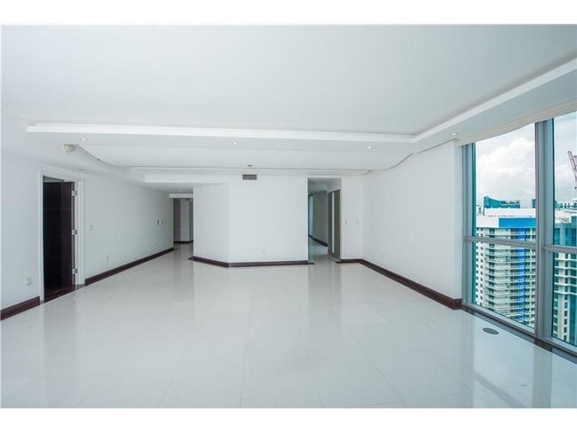 Building Photo - 1331 Brickell Bay Dr