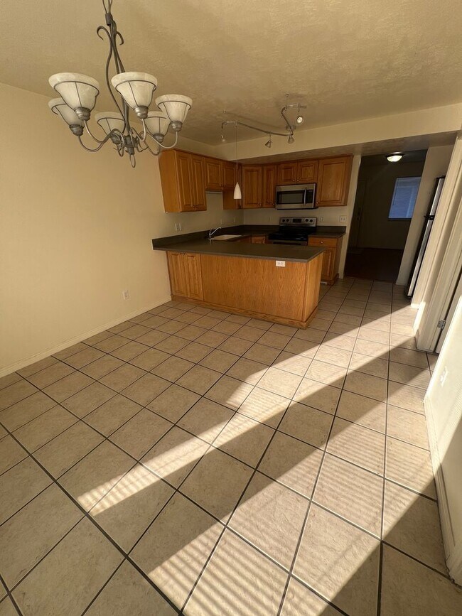 Foto del edificio - Large Three Bed One and a half bathroom with detached garage!