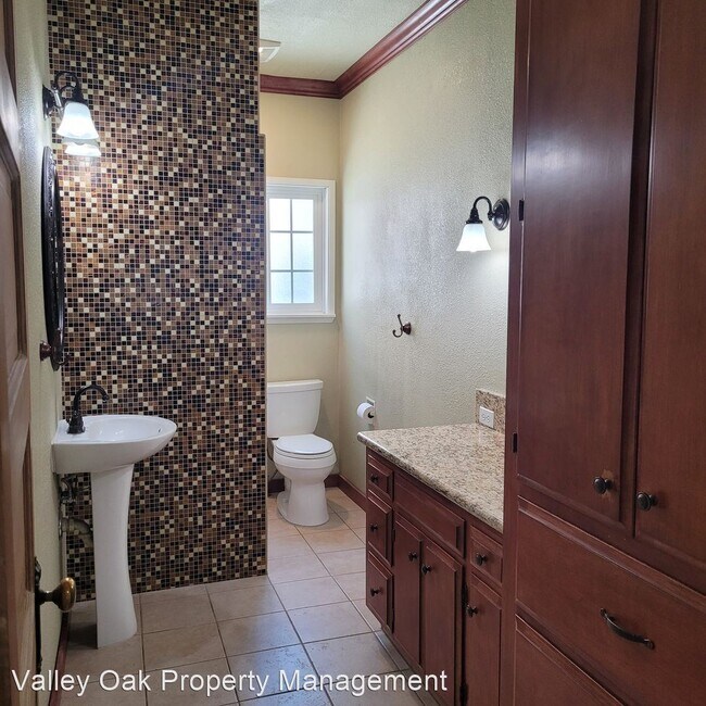 Foto del edificio - 2 br, 1 bath House - 301 N. Broadway