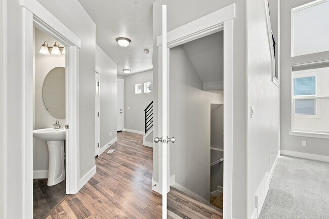 Building Photo - Great 3 Bed 3.5 Bath Townhome in Bluffdale!!