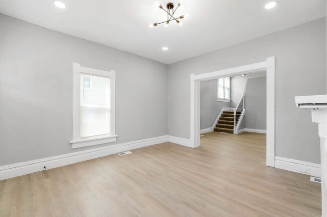 Building Photo - 137 Dakota Ave