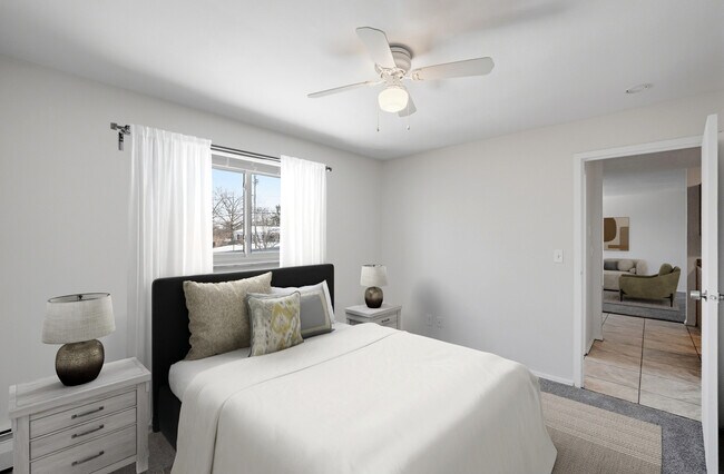 Foto del edificio - Riverstone Court Apartments - Beechmont Ave