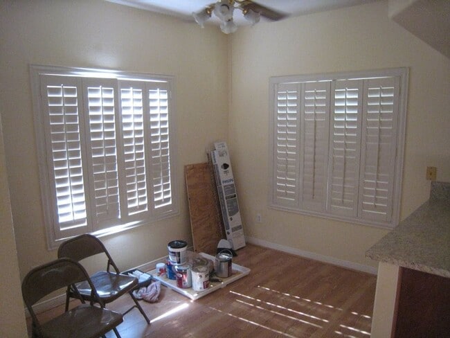 Foto del edificio - 2nd Story Condo in gated community close to the pool.