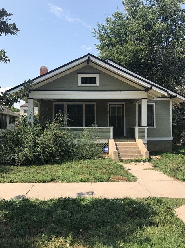 Building Photo - STUDENTS WELCOME! 2 Bed / 1 Bath Home - Walking Distance to CSU