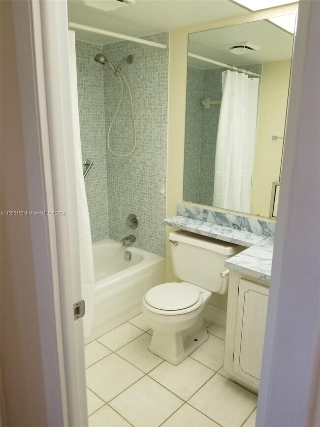 Foto del edificio - 8515 Sunrise Lakes Blvd