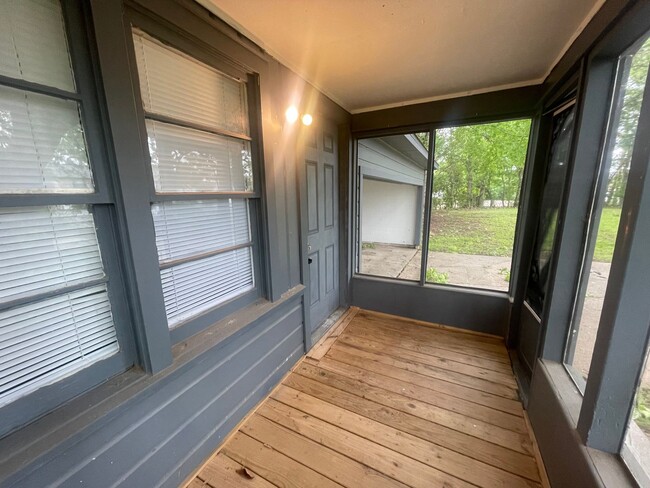 Building Photo - Country Living In The Heart Of The City!