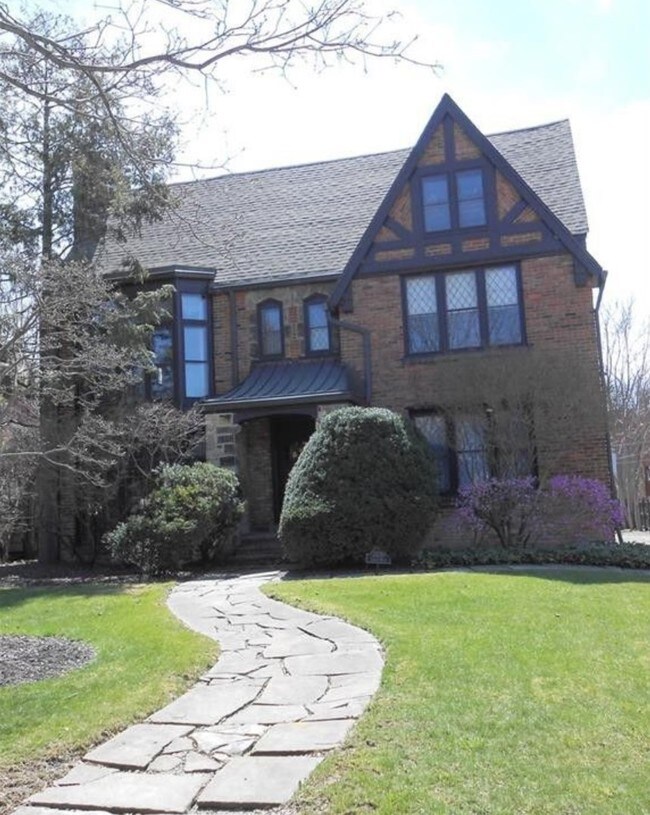 Building Photo - 2870 Ludlow Rd