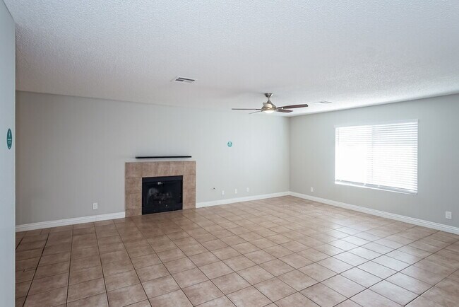 Foto del edificio - 390 Newbury Ct