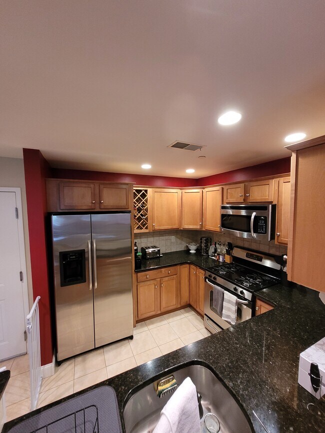 Kitchen - 120 Wyllis Ave