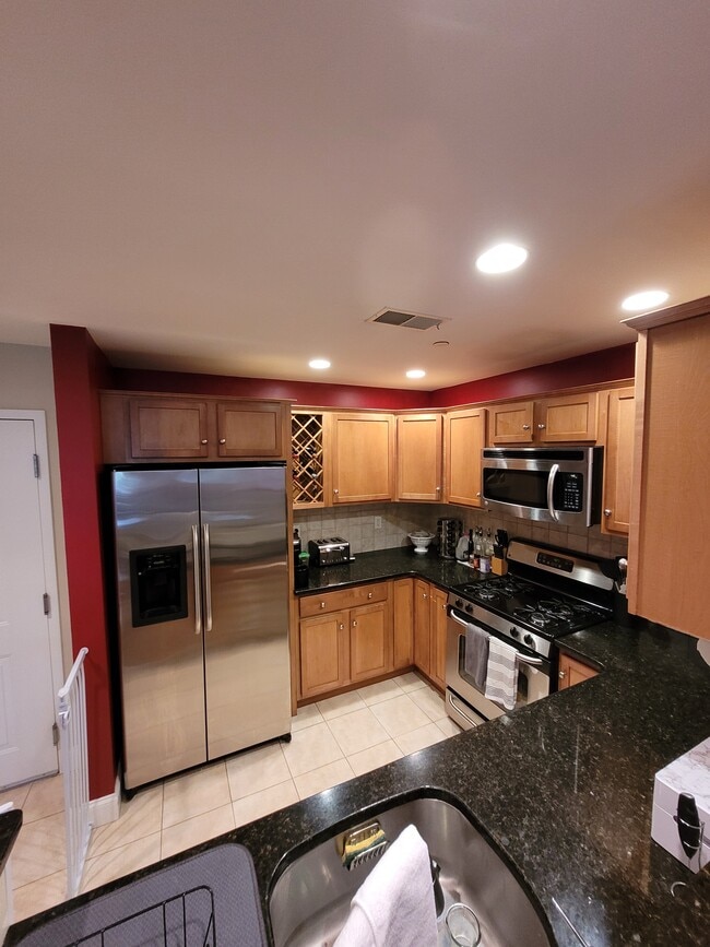 Kitchen - 120 Wyllis Ave
