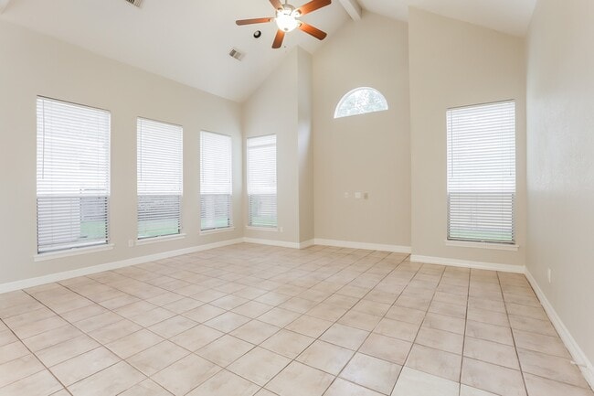 Building Photo - 5623 Evergreen Valley Dr