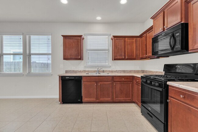 Foto del edificio - 535 Twisted Oaks Ln