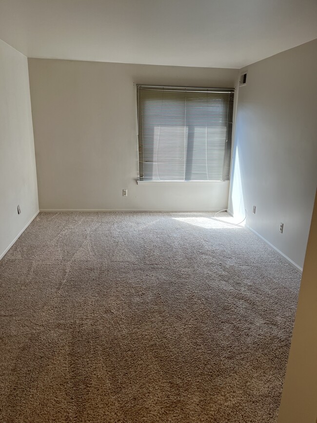 Building Photo - 405 Sunset Ln