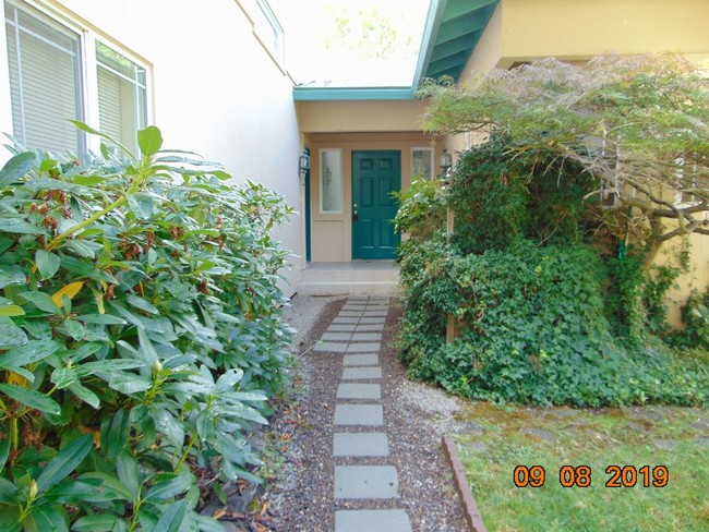 Building Photo - Riverfront Home near Shady Cove