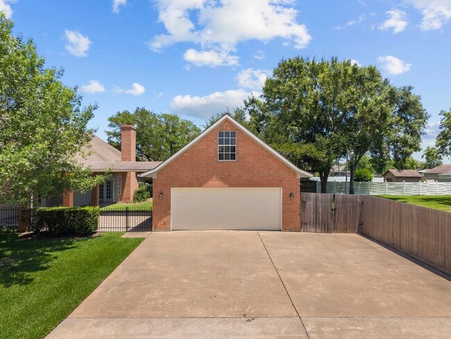 Foto del edificio - 616 Westwood Cir