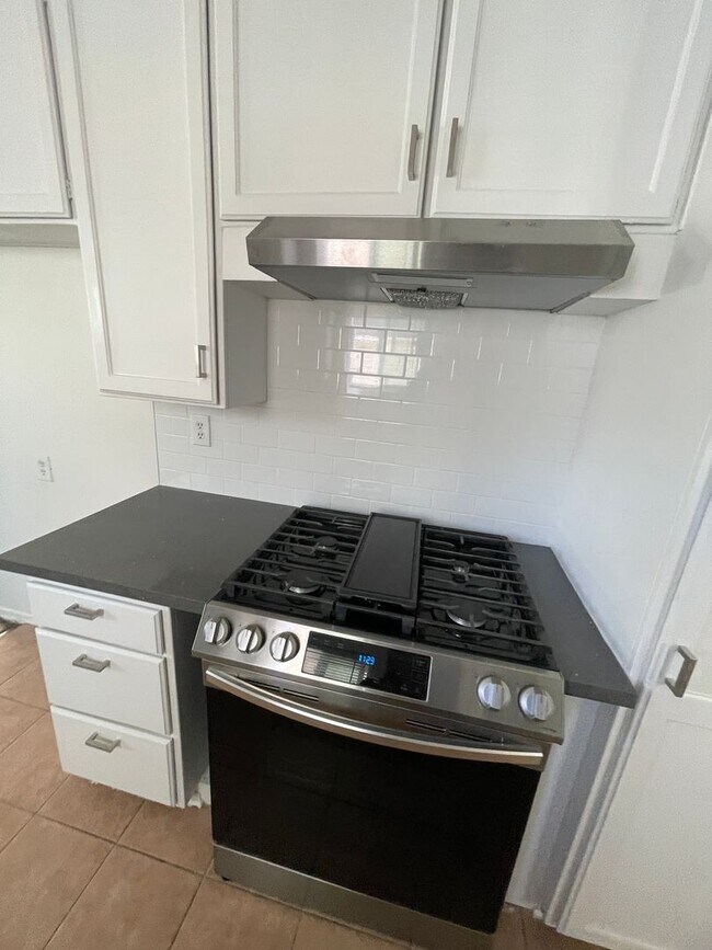 Building Photo - Charming 3br 1bth - Quiet Street