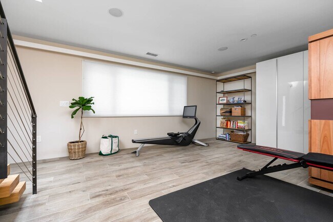 Foto del edificio - 939 N Beverly Glen Blvd