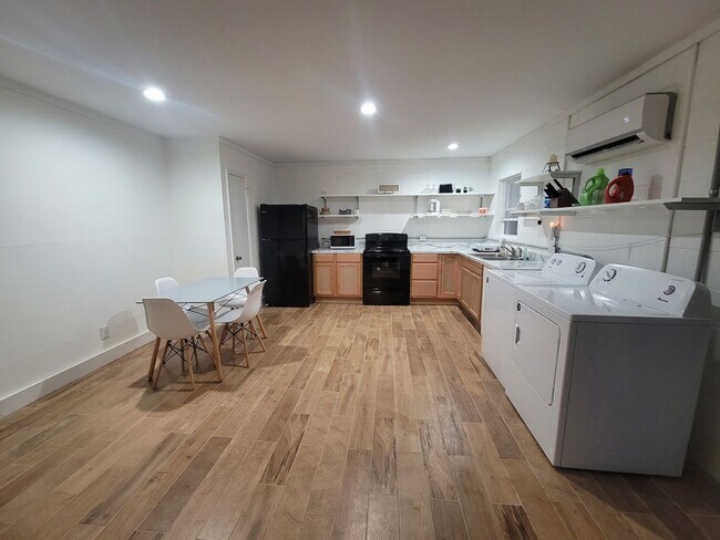 Foto del edificio - 721 High St Duplex