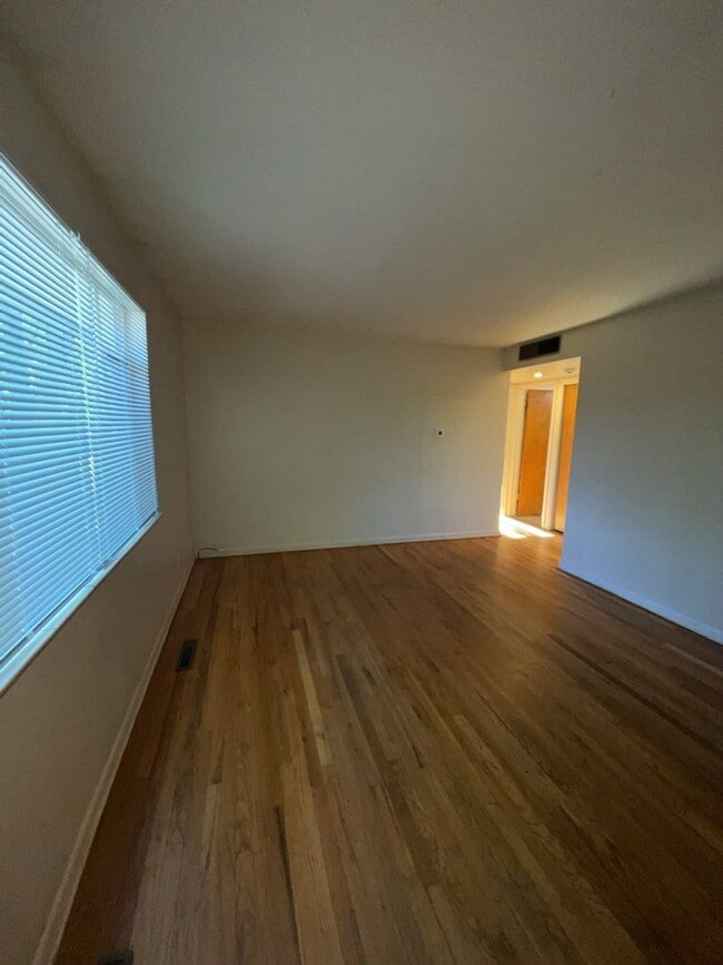 Building Photo - STUDENTS WELCOME! Campus West 5 Bed 2 Bath Ranch w/ Finished Basement