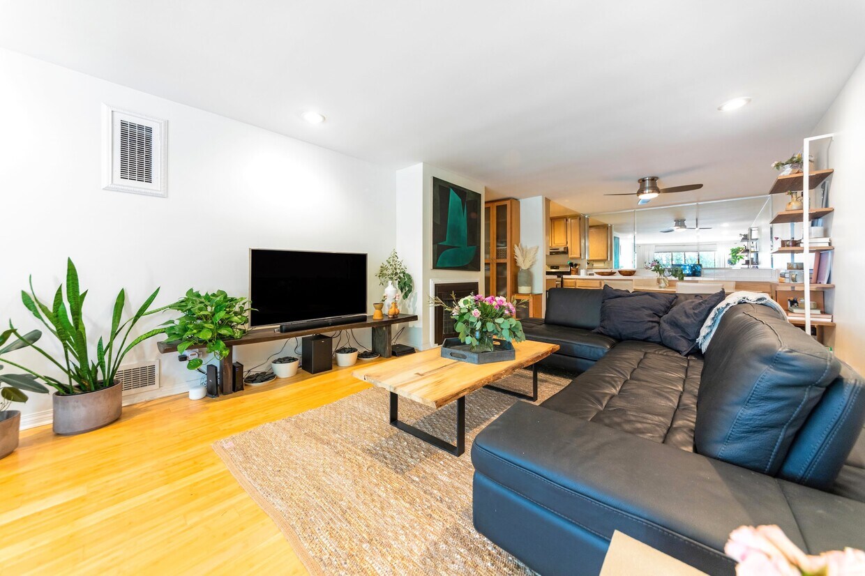 Beautifully furnished designer condo near the beach. - 1255 10th St