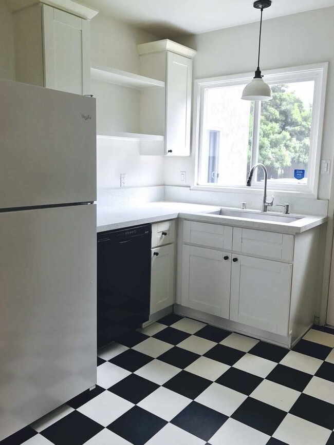 Building Photo - 3bed/1bath  house with PARKING, large back...