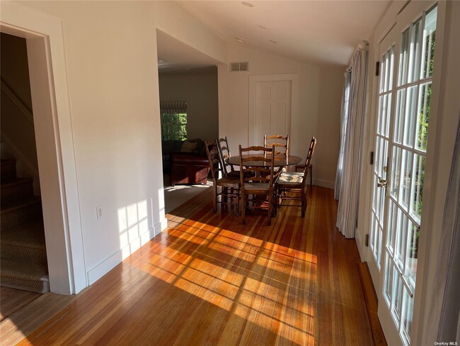 Building Photo - 5 Ludlam Ln