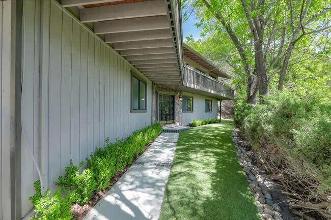 Building Photo - 12020 S El Monte Ave