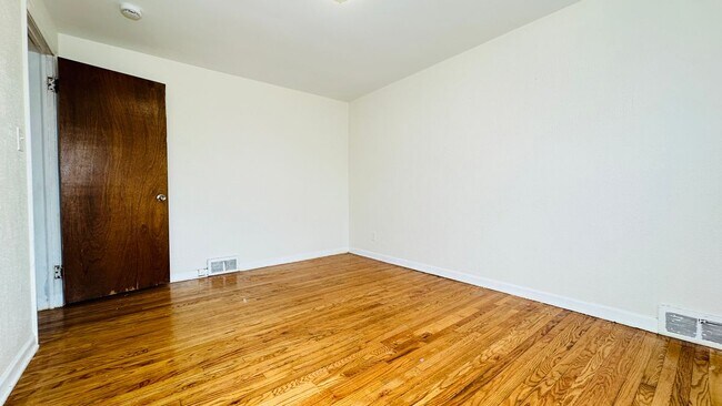 Foto del edificio - 1553 Whitney Ave