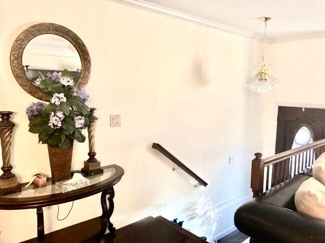 entry - 733 Chestnut St