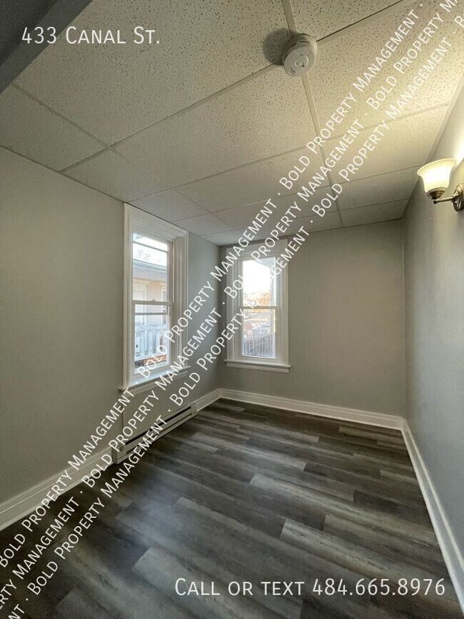 Building Photo - 433 Canal St