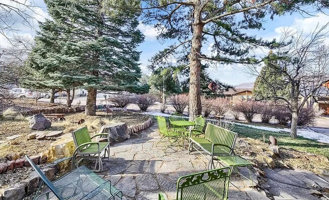 Watch passersby from the front patio - 323 Sutherland Plz