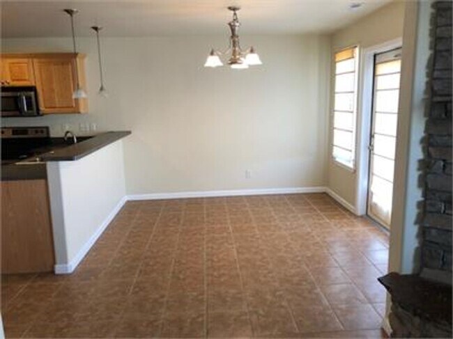 Building Photo - 3 Bedroom 2.5 Bath Townhome behind Costco!