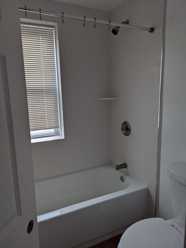 Building Photo - 152 Oak St