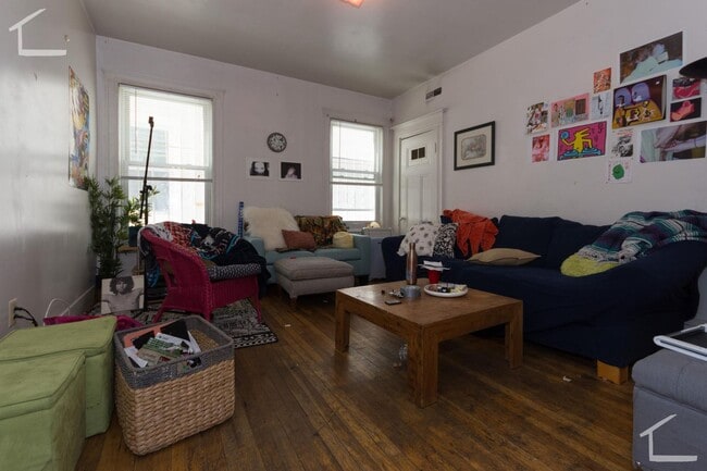 Building Photo - Central BU Location, Eat-in Kitchen, Laundry on a Site, Parking for Rent