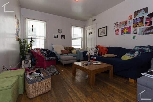 Foto del edificio - Central BU Location, Eat-in Kitchen, Laundry on a Site, Parking for Rent